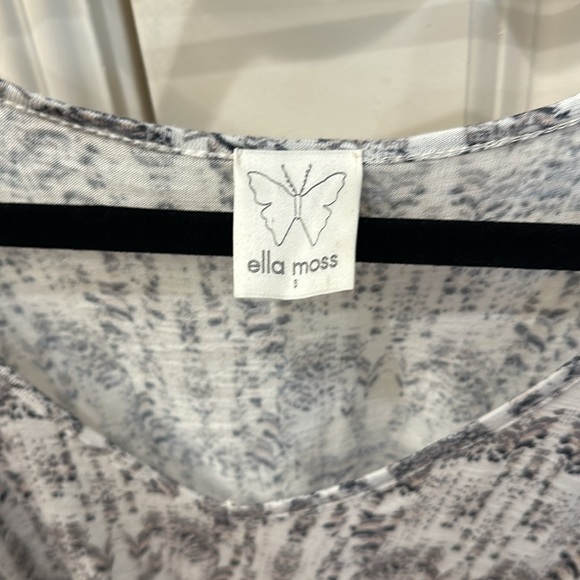 Soft and flowy Ella Moss anthropologie cold shoulder tee. Womens small. - Picture 2 of 5